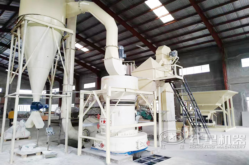 環(huán)保密封的滑石粉磨粉生產(chǎn)線現(xiàn)場(chǎng) 環(huán)保密封的滑石粉磨粉生產(chǎn)線現(xiàn)場(chǎng)
