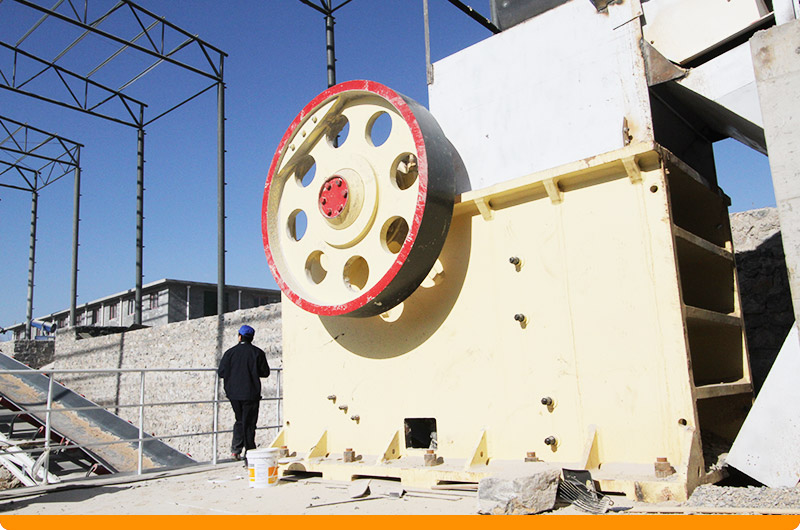 河北某石灰石破碎現(xiàn)場(chǎng):顎式破碎機(jī) 河北某石灰石破碎現(xiàn)場(chǎng):顎式破碎機(jī)