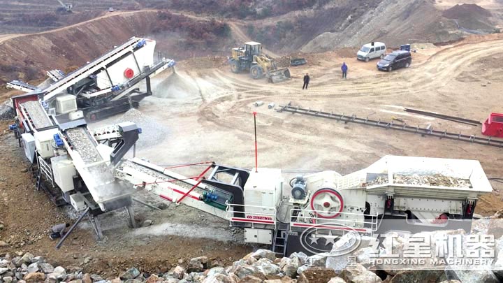 履帶移動顎破機+履帶移動圓錐破+履帶振動篩一體機三臺設備聯合作業