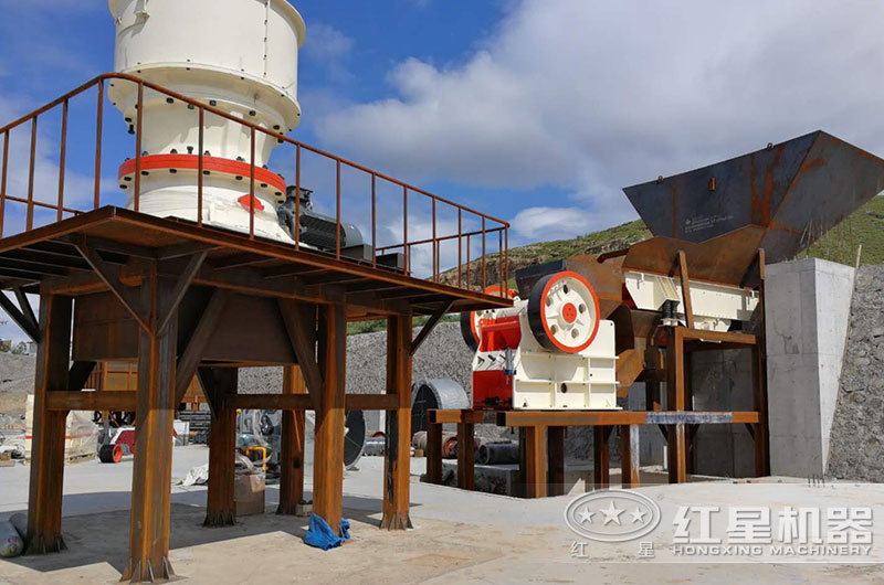 山東客戶時產(chǎn)2000噸碎石機已在安裝中 山東客戶時產(chǎn)2000噸碎石機已在安裝中