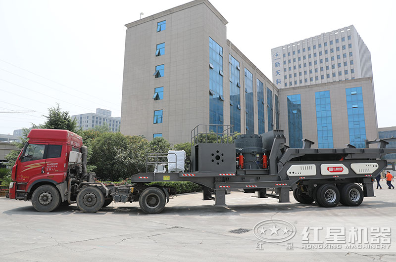 移動破碎機設(shè)備直接開往客戶現(xiàn)場 移動破碎機設(shè)備直接開往客戶現(xiàn)場