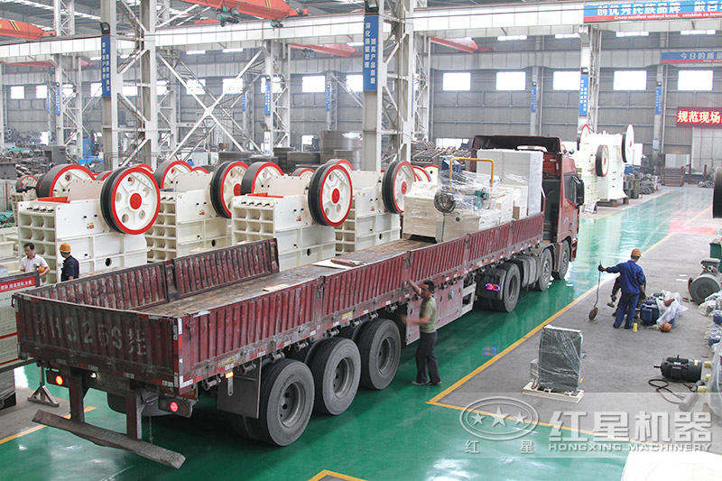 小型石頭破碎機車間裝車發(fā)貨 小型石頭破碎機車間裝車發(fā)貨