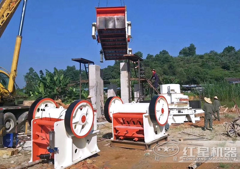 鄂式碎石機現(xiàn)場安裝圖 鄂式碎石機現(xiàn)場安裝圖