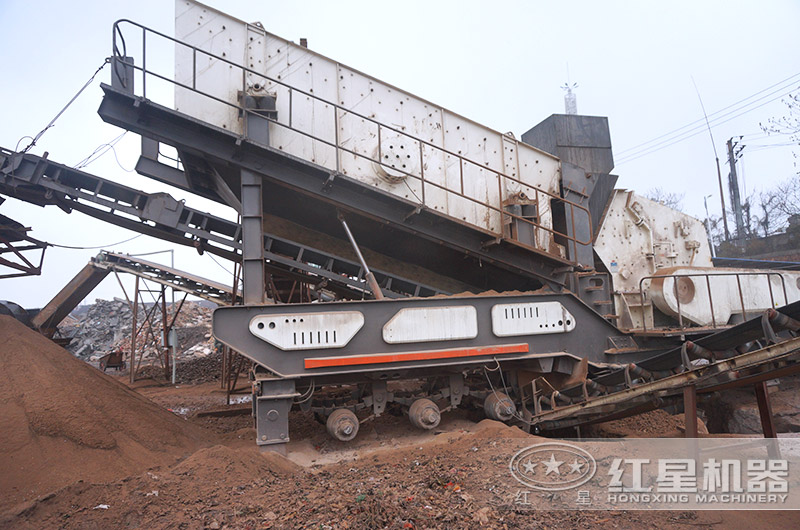 移動(dòng)式反擊式破碎機(jī)作業(yè)現(xiàn)場 移動(dòng)式反擊式破碎機(jī)作業(yè)現(xiàn)場