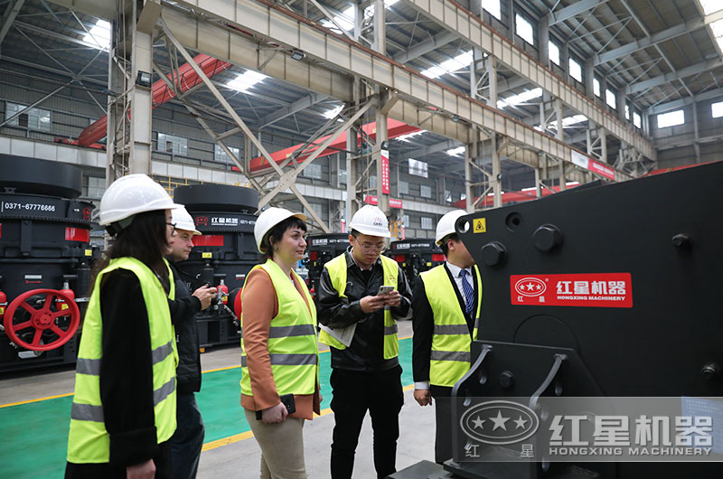 客戶來廠考察鄂破機(jī)設(shè)備 客戶來廠考察鄂破機(jī)設(shè)備