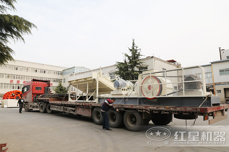 紅星整套對輥制沙設(shè)備裝車發(fā)貨現(xiàn)場 紅星整套對輥制沙設(shè)備裝車發(fā)貨現(xiàn)場