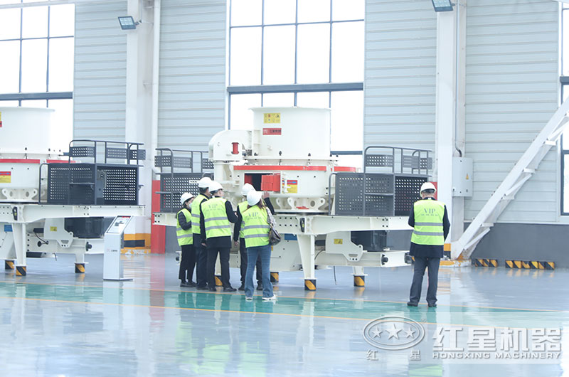 客戶來廠考察花崗巖制砂機設備 客戶來廠考察花崗巖制砂機設備