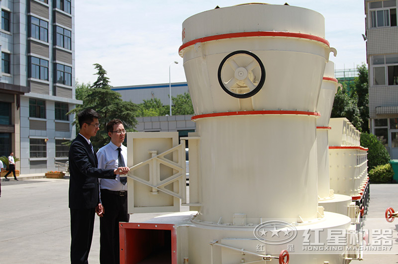 客戶來(lái)廠考察雷蒙磨粉碎機(jī)設(shè)備 客戶來(lái)廠考察雷蒙磨粉碎機(jī)設(shè)備