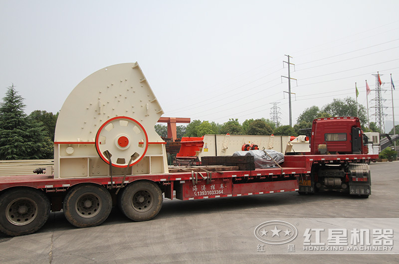 整套石灰石錘破生產(chǎn)線設備裝車發(fā)貨中 整套石灰石錘破生產(chǎn)線設備裝車發(fā)貨中