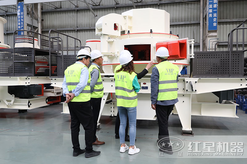 客戶來廠參觀制砂機(jī) 客戶來廠參觀制砂機(jī)