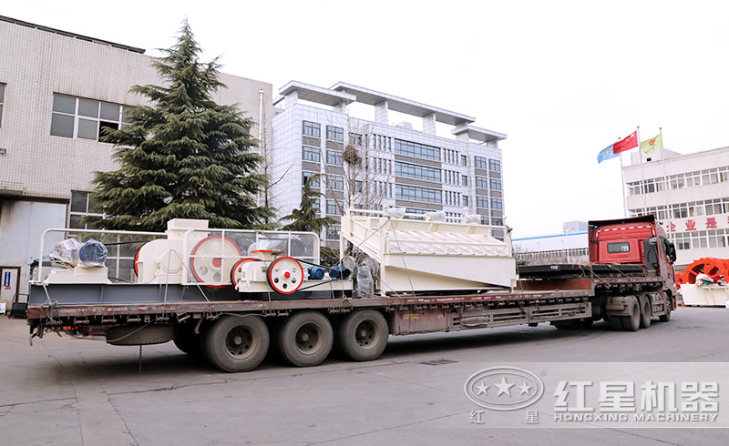 紅星液壓對輥破碎機裝車發(fā)貨現場 紅星液壓對輥破碎機裝車發(fā)貨現場