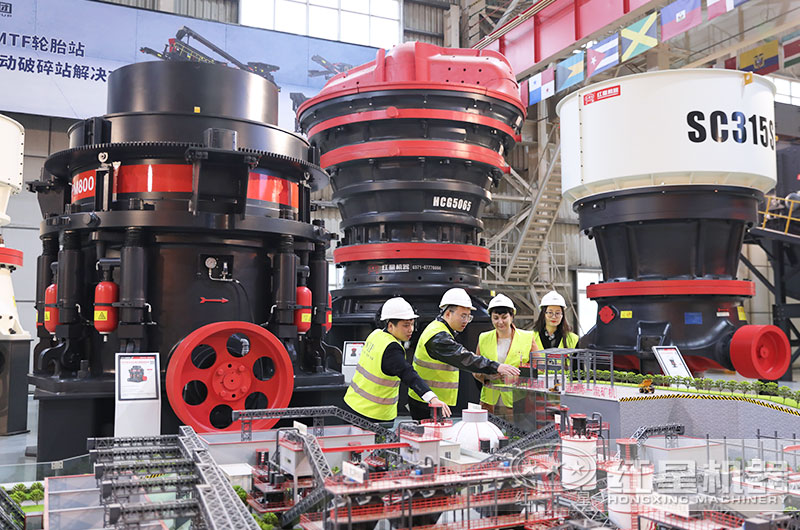 客戶來(lái)廠考察旋回破碎機(jī)設(shè)備 客戶來(lái)廠考察旋回破碎機(jī)設(shè)備